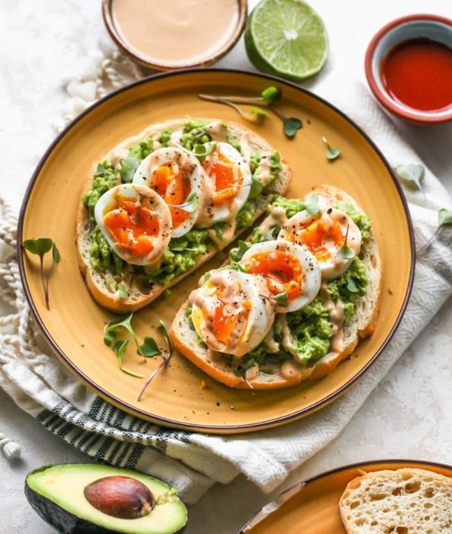 Avocado and Siracha Drizzle Toast