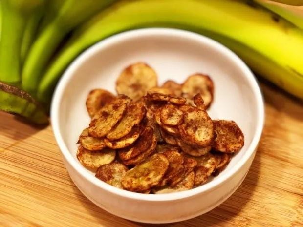 Baked Banana Chips with Cinnamon