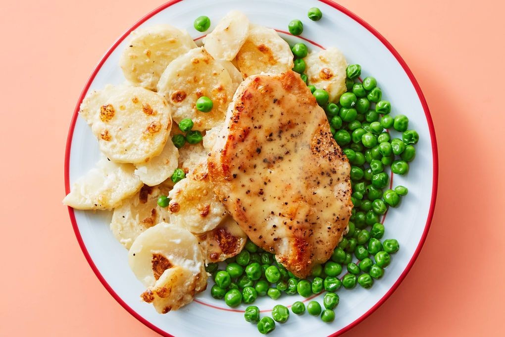 Baked Chicken Breast with Scalloped Potatoes and Onions