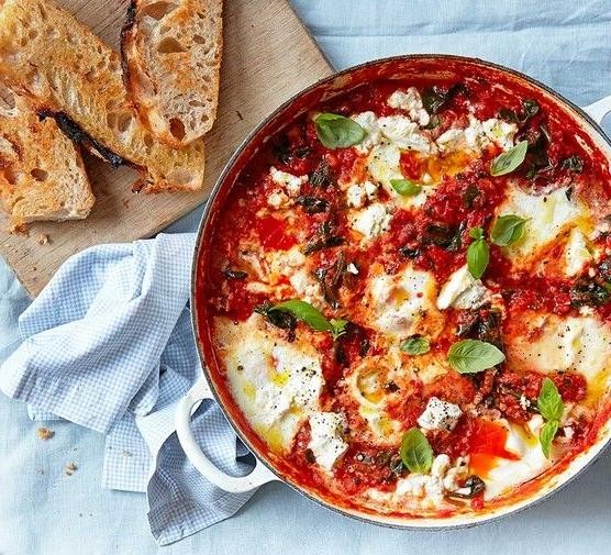Baked eggs with spinach and tomatoes