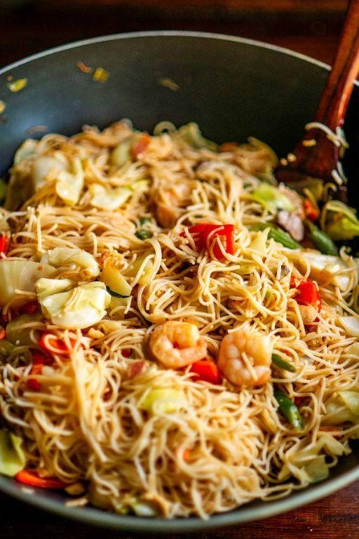 Caramelized Onion Chicken Mai Fun