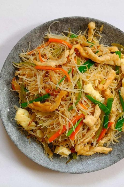 Chicken Mai Fun with Snow Peas and Carrots