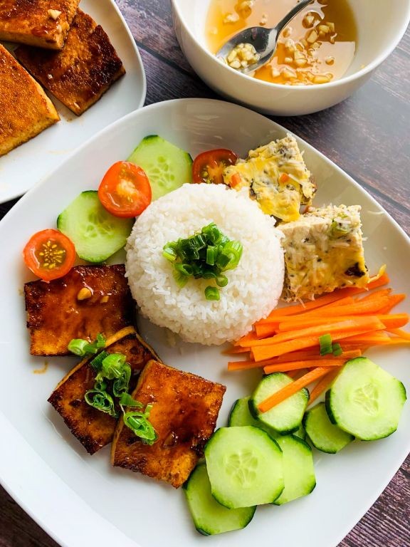 Com Chay (Vegetarian Broken Rice with Lemongrass Tofu)
