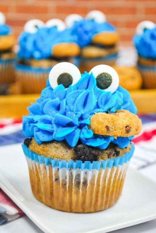 Cookies and Cream Minion Cupcakes with Crushed Oreos