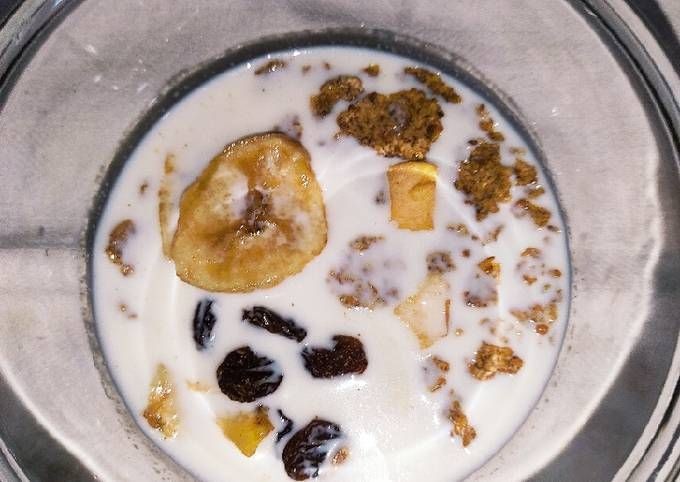 Cornflakes with milk and nuts