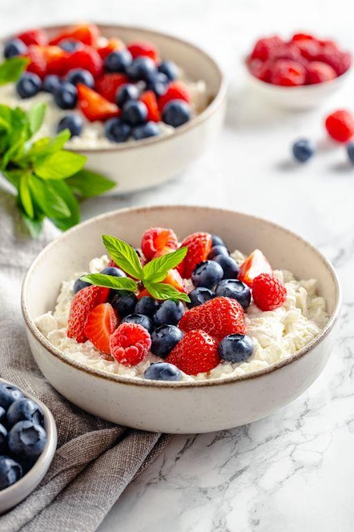 Cottage cheese with fresh berries