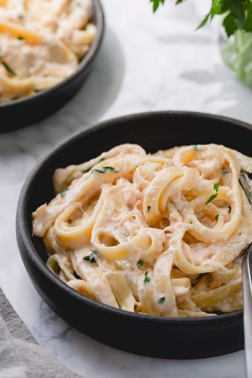 Creamy Alfredo Calamarata Pasta with Smoked Salmon