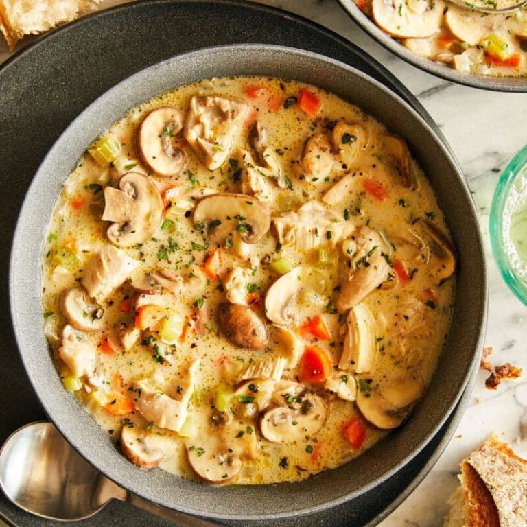 Creamy Garlic Chicken and Mushroom Soup