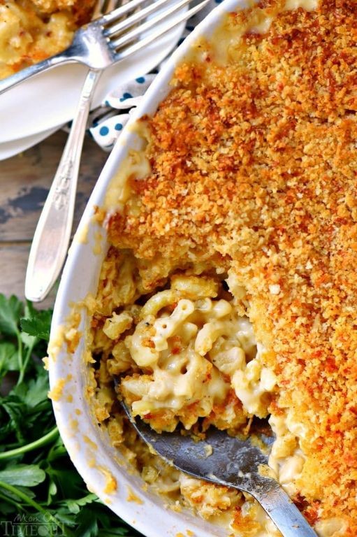 Creamy Mac and Cheese with a Crispy Breadcrumb Topping