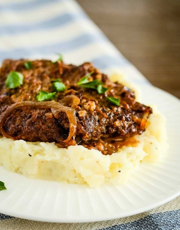 Crock Pot Cube Steak with Red Wine Sauce