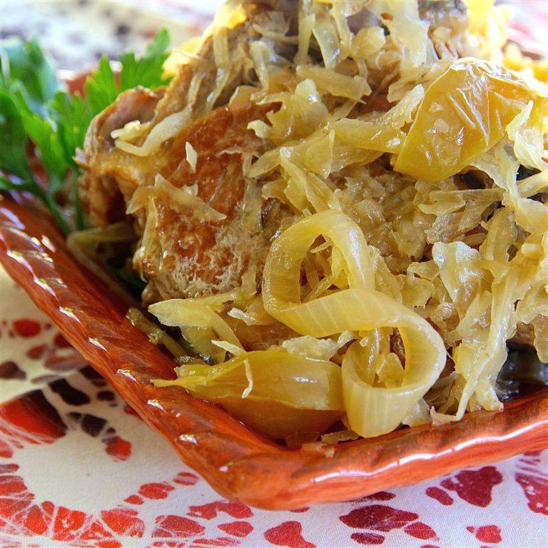 Crock Pot Pork Chops with Sauerkraut and Apples