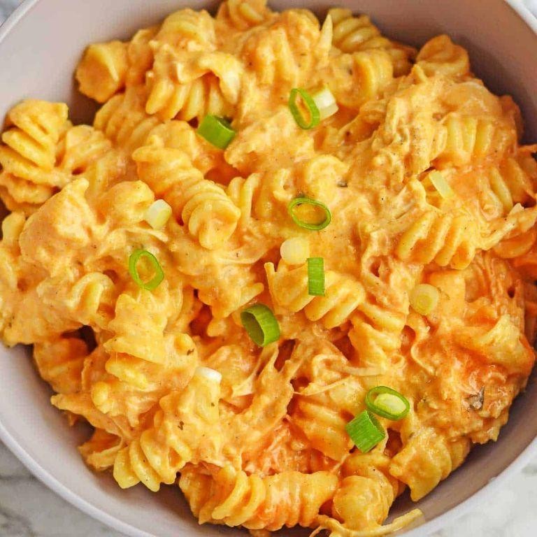 Crockpot Buffalo Chicken Mac and Cheese