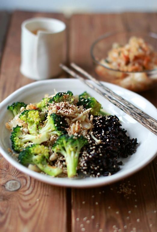 Enoki Mushroom and Broccoli Stir-Fry