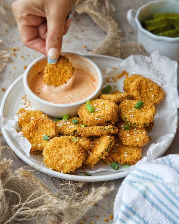 Fried Dill Pickle Chips with Spicy Aioli