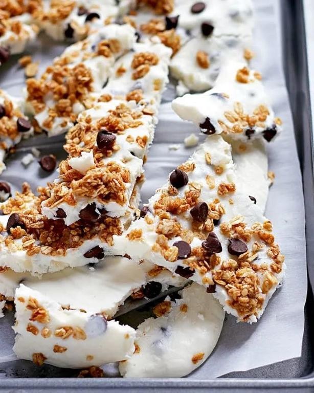 Frozen Yogurt Bark with Granola