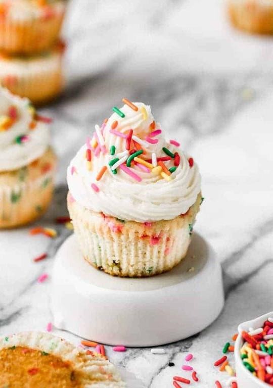 Funfetti Vanilla Cupcakes