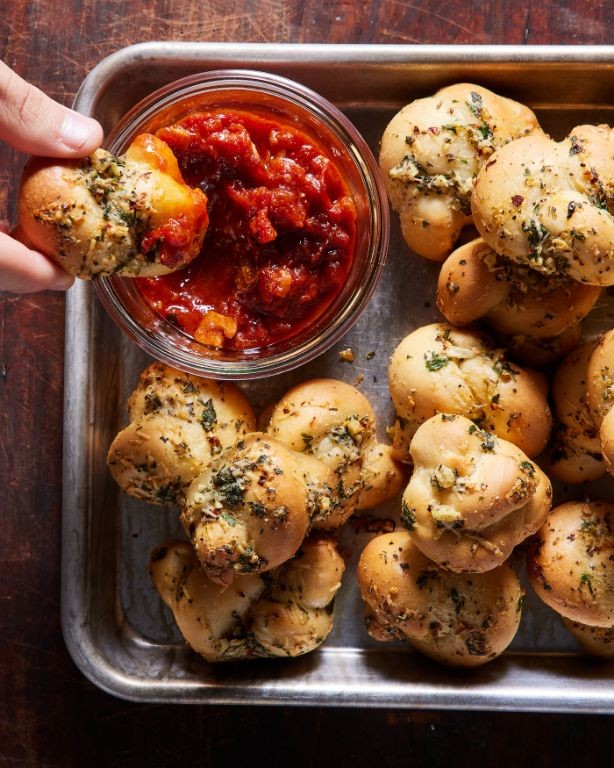 Garlic Knots with Marinara Dip
