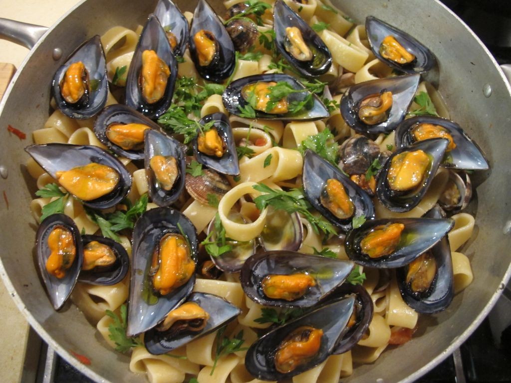 Garlicky Calamarata Pasta with Mussels and Fresh Parsley