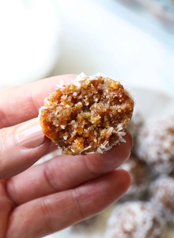 Glucose and coconut energy bites