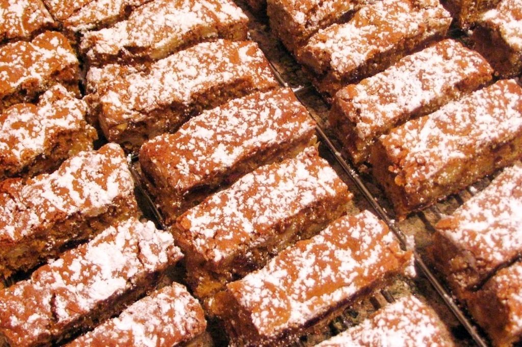 Glucose-rich date and nut bars