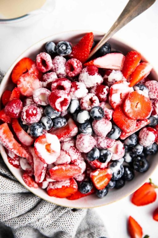 Greek Yogurt and Berry Breakfast Salad