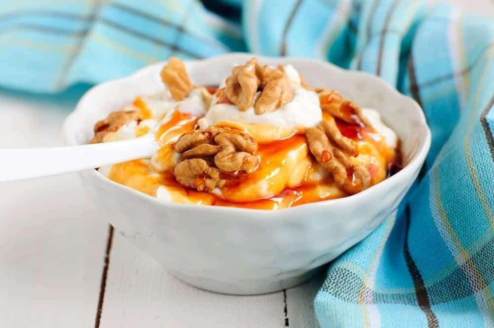 Greek yogurt with honey and walnuts