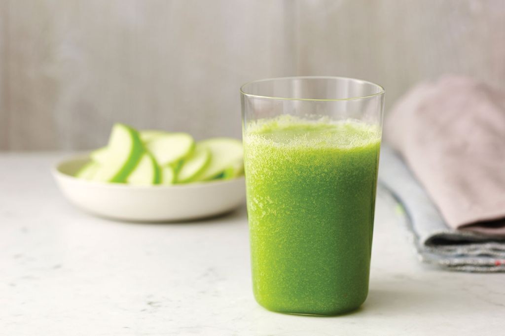 Green Detox Juice with Spinach and Cucumber