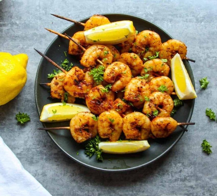 Grilled shrimp with garlic lemon dip