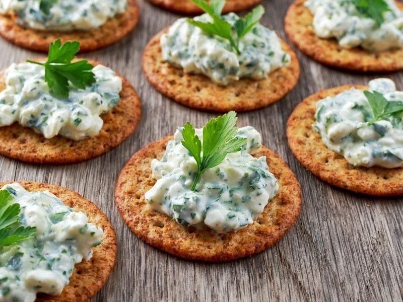 Herbed cottage cheese with whole grain crackers