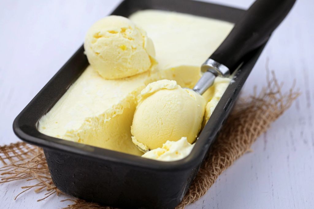 Lemon condensed milk ice cream