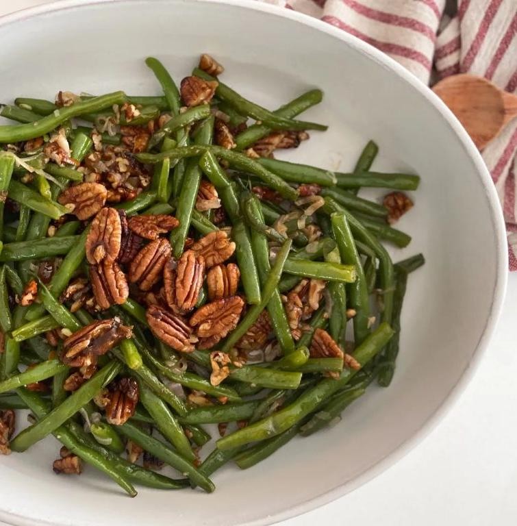 Maple Glazed Green Beans with Pecans