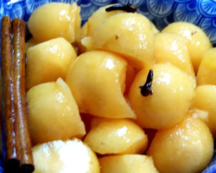 Melon balls with honey and cinnamon