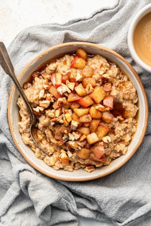 Oatmeal Cereal with Cinnamon and Apple
