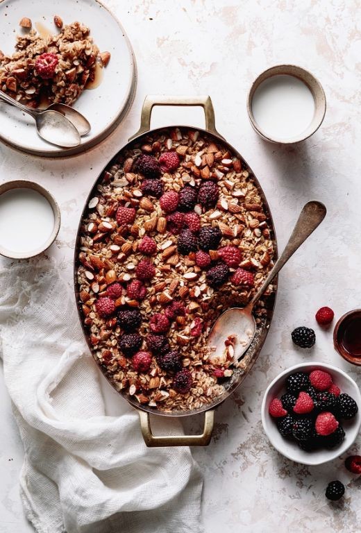 Oatmeal with Fresh Berries and Almonds
