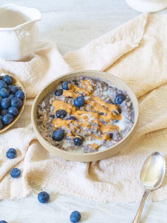 Oatmeal with Whey Protein and Blueberries