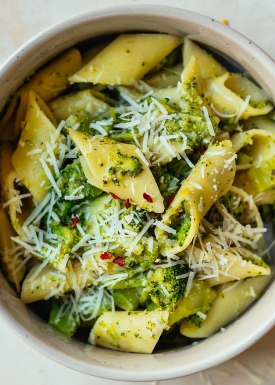 Olive Oil Pasta with Broccoli and Garlic Chips