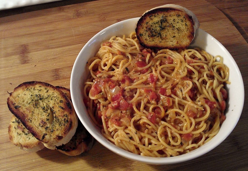 One-Pot Spaghetti with Garlic Bread
