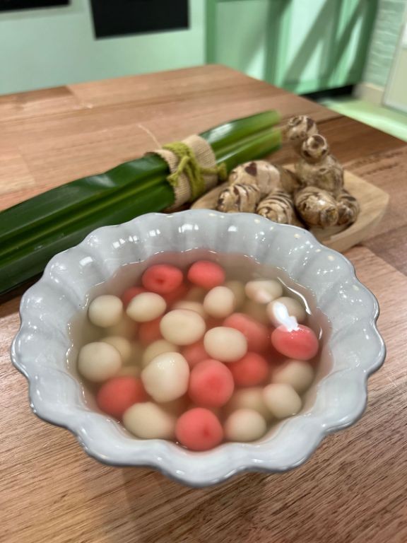 Pandan-flavored Sticky Rice Balls in Ginger Syrup