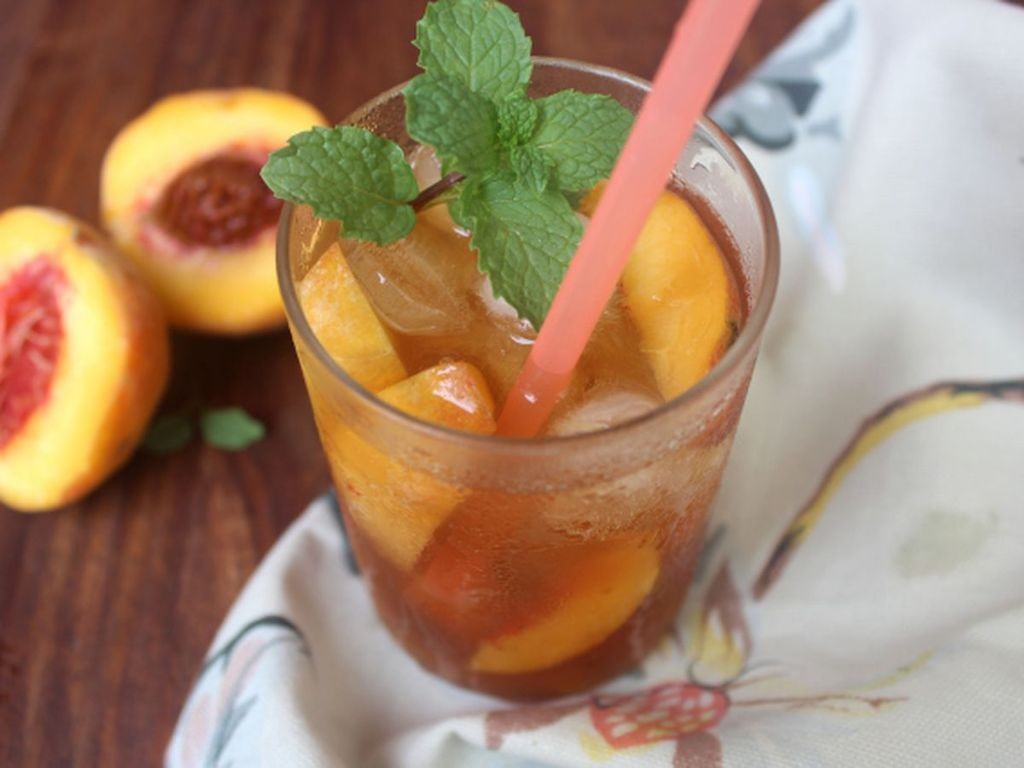 Peach Monin Iced Tea with Fresh Mint