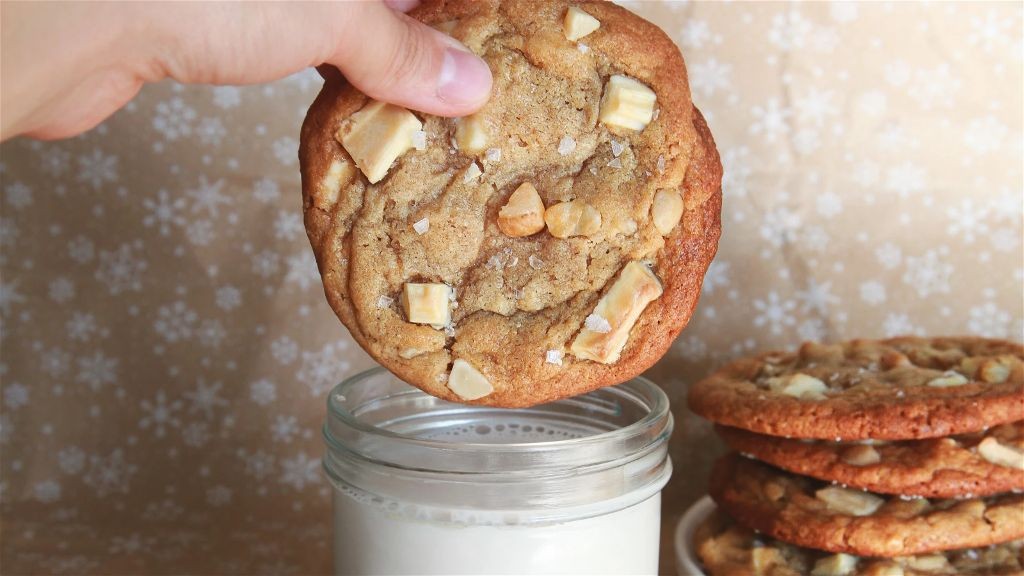 Pineapple Macadamia Nut Cookies