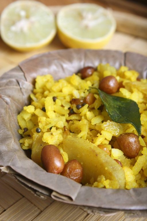 Poha with peanuts and lemon