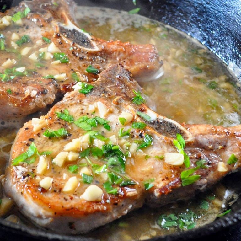 Pork Chops with Garlic and White Wine Sauce
