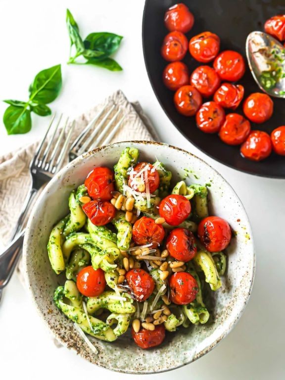 Prego Pesto Pasta with Cherry Tomatoes