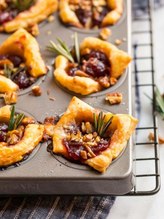 Puff Pastry Brie Bites with Cranberry Sauce