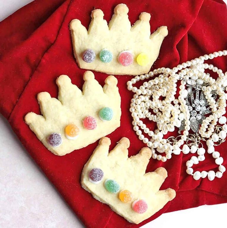 Pulled Sugar Crowns for Royal-Themed Pastries