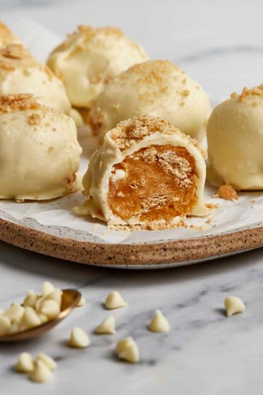 Pumpkin Spice Cheese Ball with Graham Crackers