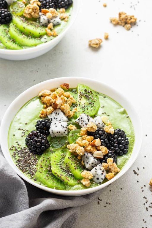 Quinoa Kale Smoothie Bowl with Berries