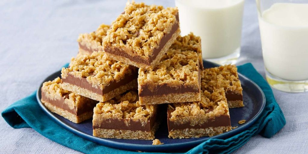 Simple No-Bake Chocolate Oat Bars