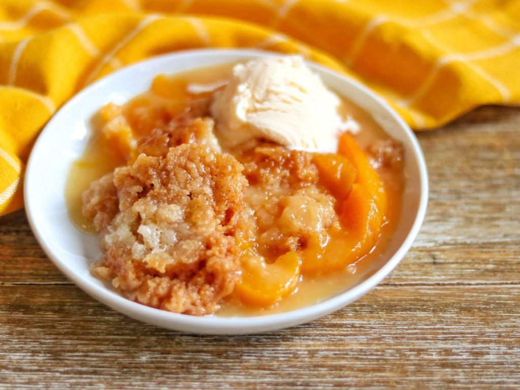 Simple Slow Cooker Peach Cobbler