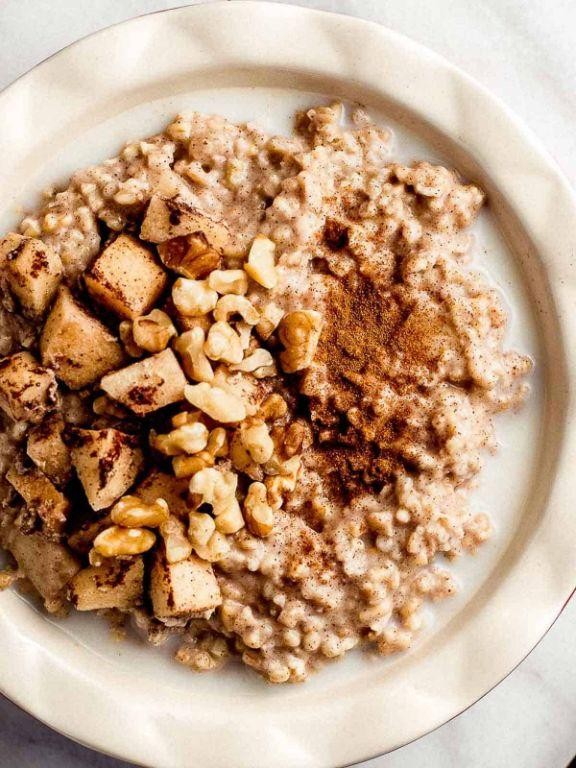Slow Cooker Apple Cinnamon Oatmeal